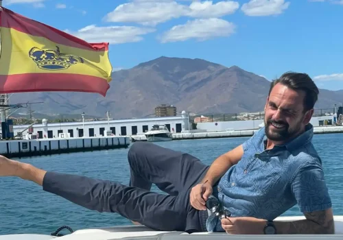 homme en bateau costa del sol