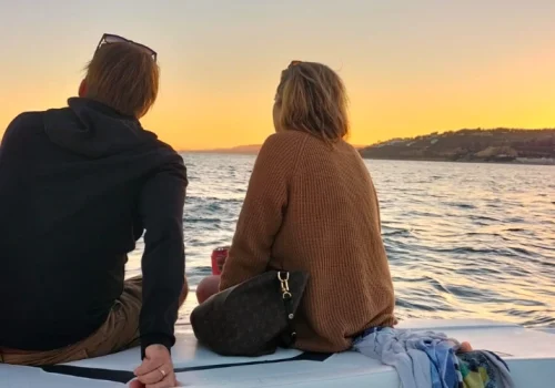 couple sur un bateau coucher de soleil