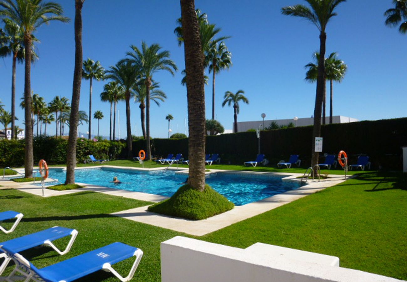 ZapHoliday - 2105 - Wohnort in La Duquesa, Costa del Sol - Schwimmbad