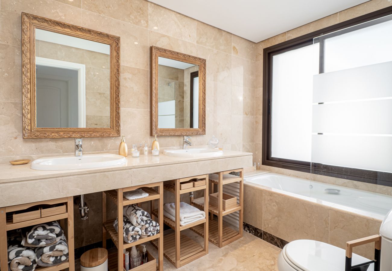 Villa in San Roque - Marina Alcaidesa 2305