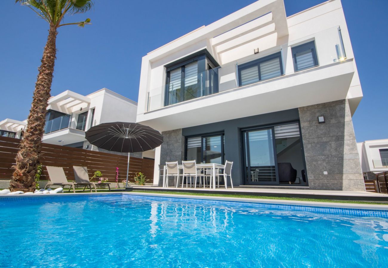 Zapholiday - 3034 - villa Vistabella golf, Alicante - piscina