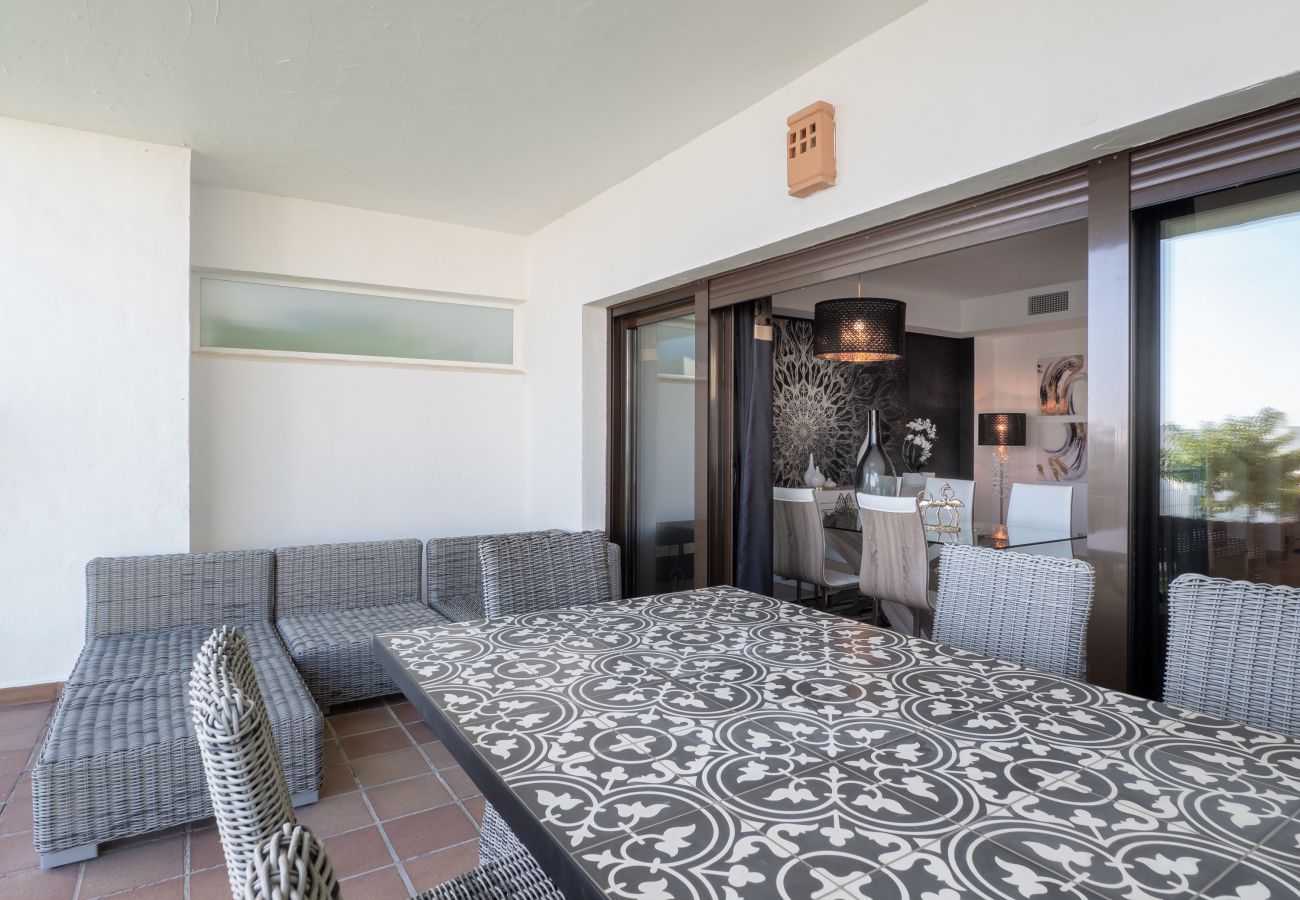 ZapHoliday - 2305 - appartement verhuur in La Alcaidesa, Costa del Sol - terras